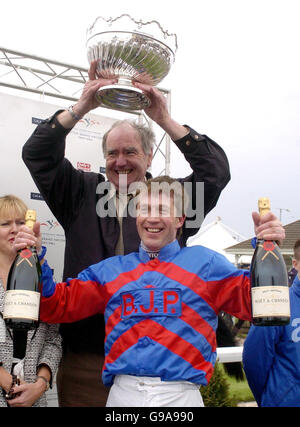 RACING Ayr. Jockey Carl Llewellyn feiert mit dem Besitzer von Run for Paddy nach dem Gewinn des Gala Casinos Scottish National auf der Rennbahn Ayr. Stockfoto