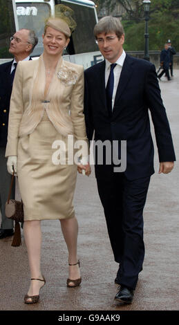 Dame Helen Taylor und Ehemann Tim kommen Str. Georges Kapelle, Windsor Castle auf Sonntag, 23. April 2006, für einen besonderen Service der Monarch 80. Geburtstag vom Freitag 21. April. Vgl. PA Geschichte. Stockfoto