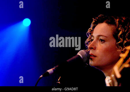 Big Ask Live Benefit Concert. Kate Rusby tritt beim Big Ask Live Benefit Concert im Koko in Camden, North London, auf. Stockfoto