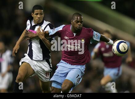 Fußball - FA Barclays Premiership - West Bromwich Albion / West Ham United - The Hawthorns. Curtis Davies von West Bromwich Albion kämpft mit Marlon Harewood von West Ham United Stockfoto