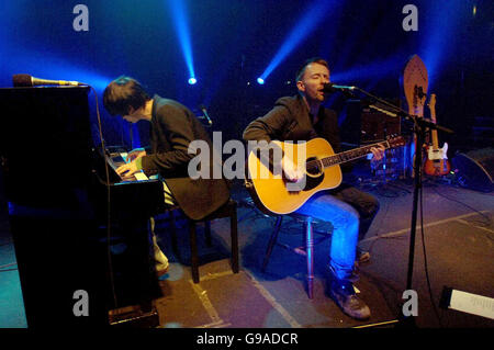 Thom Yorke (r) und Jonny Greenwood von Radiohead treten beim Big Ask Live Benefit Concert im Koko in Camden, North London, auf. Stockfoto