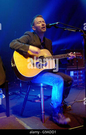 Thom Yorke von Radiohead tritt beim Big Ask Live Benefit Concert im Koko in Camden, North London, auf. Stockfoto