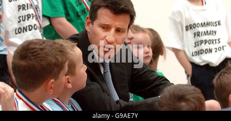 Lord Coe bei einem Besuch der Broomhouse Primary School in Edinburgh. Lord Coe traf sich während des Besuchs mit Sportministerin Patricia Ferguson und dem stellvertretenden Ersten Minister Nicol Stephen, um die Vorteile der Olympischen Spiele 2012 in London zu erläutern. Stockfoto