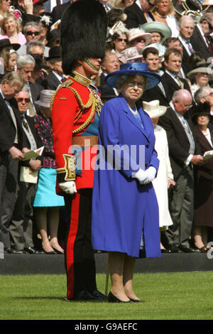 Die britische Königin Elizabeth II. Steht mit dem Prinzen von Wales, dem Königlichen Oberst der Welsh Guards, während der Zeremonie der Übergabe neuer Farben an das 1. Bataillon Welsh Guards in einer Zeremonie-Uhr von 2,000 geladenen Gästen im Schloss Windsor Stockfoto