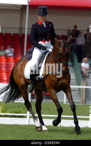 Drei Tage Eventing - Mitsubishi Motors Badminton Horse Trials 2006 - Gloucestershire Park. Der britische Pippa Funnel reitet Ensign Stockfoto