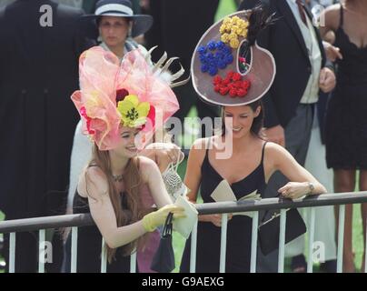 Pferderennen - Royal Ascot. Royal Ascot Mode Stockfoto