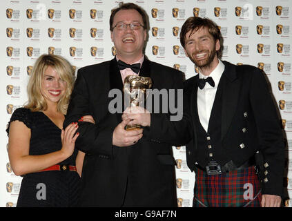 Stars von Dr. Who (der den Preis für die beste Drama-Serie gewann), Billie Piper (links) und David Tennant (rechts) mit dem Schriftsteller Russell T.Davis während der TV-BAFTAs im Grosvenor House Hotel im Zentrum von London. Stockfoto