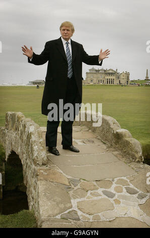 US-Business-Tycoon Donald Trump auf der Swilcan Bridge am Old Course in St Andrews, Schottland. Stockfoto