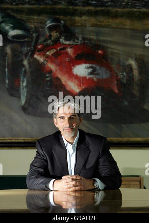 Ehemaliger Weltmeister Damon Hill bei einer Pressekonferenz, um bekannt zu geben, dass er der Nachfolger von Sir Jackie Stewart als neuer Präsident des British Racing Driver's Club in Silverstone sein wird. Stockfoto