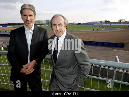 Der ehemalige Weltmeister Damon Hill (L) und Sir Jackie Stewart verkündeten auf einer Pressekonferenz, dass er der Nachfolger von Sir Jackie Stewart als neuer Präsident des British Racing Driver's Club in Silverstone sein wird. Stockfoto