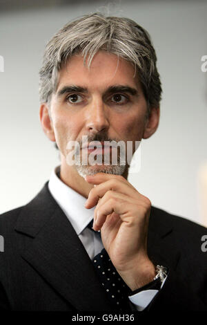 Ehemaliger Weltmeister Damon Hill bei einer Pressekonferenz, um bekannt zu geben, dass er der Nachfolger von Sir Jackie Stewart als neuer Präsident des British Racing Driver's Club in Silverstone sein wird. Stockfoto