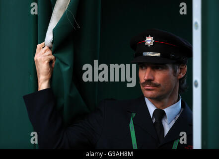 Ein Mitglied der Londoner Feuerwehr wacht am vierten Tag der Wimbledon Championships im All England Lawn Tennis and Croquet Club, Wimbledon, über den Eingang zu einem Platz. DRÜCKEN SIE VERBANDSFOTO. Bilddatum: Donnerstag, 30. Juni 2016. Siehe PA Geschichte TENNIS Wimbledon. Bildnachweis sollte lauten: Steve Paston/PA Wire. Stockfoto