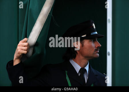 Ein Mitglied der Londoner Feuerwehr wacht am vierten Tag der Wimbledon Championships im All England Lawn Tennis and Croquet Club, Wimbledon, über den Eingang zu einem Platz. DRÜCKEN SIE VERBANDSFOTO. Bilddatum: Donnerstag, 30. Juni 2016. Siehe PA Geschichte TENNIS Wimbledon. Bildnachweis sollte lauten: Steve Paston/PA Wire. Stockfoto