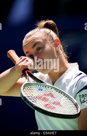 Tennis - Australian Open 2000 - Melbourne Park - Australien - Damenfinale. Eine niedergeschlagenen Martina Hingis wischt sich während ihres Verlustes an Lindsay Davenport beim Women's Australian Open Finale eine Träne aus dem Auge Stockfoto