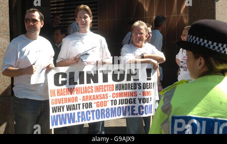 AIDS-Patienten protestieren vor dem Thistle Hotel in Glasgow, wo der ehemalige US-Präsident Bill Clinton heute sprach. Die Betroffenen, die alle blutverträglich sind, behaupten, dass sie sich an den tödlichen Krankheiten erkrankt hätten, die durch das verfleckte Blut von Gefangenen in Arkansas verursacht wurden, dem US-Bundesstaat, in dem Clinton vor seiner Präsidentschaft Gouverneur war. Stockfoto