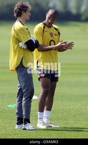 FUSSBALLARSENAL. Thierry Henry (R) von Arsenal spricht mit Torwart Jens Lehmann während einer Trainingseinheit in London Colney. Stockfoto