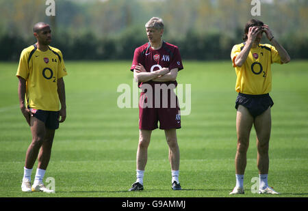 Fußball - UEFA Champions League - Finale - Barcelona / Arsenal - Arsenal Photocall - London Colney. Thierry Henry von Arsenal, Manager Arsene Wenger und Robert Pires während des Trainings Stockfoto