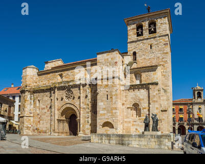 Hauptfassade der Kirche San Juan Bautista in Bürgermeister Quadrat von Zamora, Castilla y Leon. Spanien Stockfoto