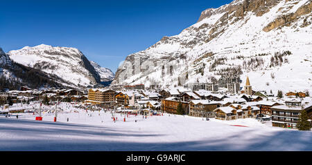 VAL D'ISERE, Frankreich - Februar 10, 2015: Val D'Isere Bahnhof-der Luxus und berühmten Skiort im Tarentaise, Französische Alpen, Frankreich Stockfoto