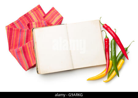 Alten Kochbuch und verschiedenen Farben chili peppers isolierten auf weißen Hintergrund. Stockfoto