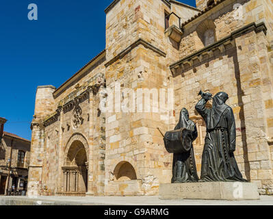 Fassade der Kirche San Juan Bautista in Bürgermeister Quadrat Zamora mit einer Merlu Ostern Statue. Zamora, Castilla y Leon. Spanien. Stockfoto