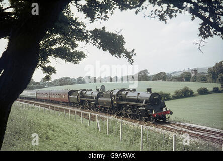 Eine Klammer der BR Standard 4 s Ansatz Skipton mit einem British Rail Ende der Dampf besonders am Sonntag, den 28. Juli. Stockfoto