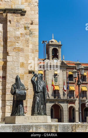 Merlu Ostern Statue in Kirche San Juan Bautista in Bürgermeister Quadrat Zamora mit neuen Rathaus im Hintergrund. Castilla y Leon. Stockfoto