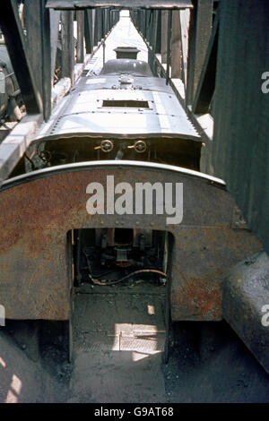 Ein Blick von der Rauch Öffnungen an Patricroft Depot, Manchester, schaut auf eine Stanier 8F 2-8-0. Stockfoto