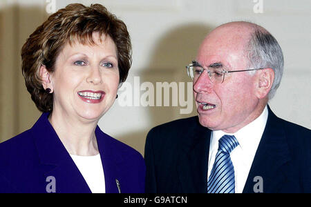 Die irische Präsidentin Mary McAleese trifft den australischen Premierminister John Howard in Aras an Uachtarain, während er seinen viertägigen offiziellen Besuch abschließt. Stockfoto