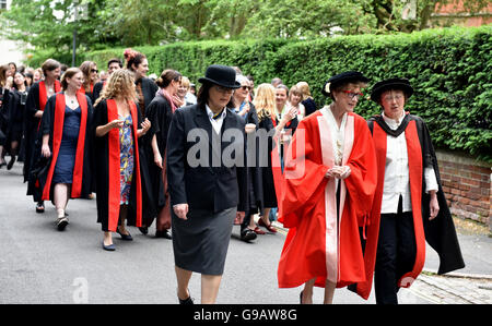 Eine Parade von Studenten wird von Professoren an der Universität Cambridge, Newnham College, um dem Senat-Haus für die Graduierung Stockfoto