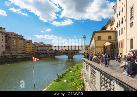 Blick auf die Brücke Ponte Vecchio in Florenz Stockfoto
