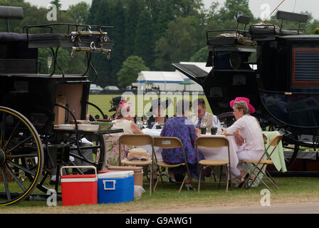 Wohlhabender Lebensstil in Großbritannien. Gruppenfreunde Picknick bei den Cartier International Polospielen im Guards Club Smiths Lawn Windsor Great Park Egham Surrey England 2000s 2006 HOMER SYKES Stockfoto