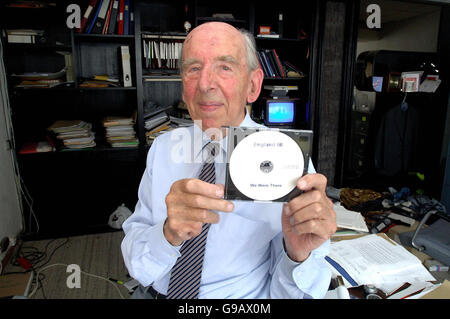 Lew Branston mit The England 66, We Wen There, DVD aus einem Video der längst vergessenen Aufnahme von Sir Alf Ramsey und seinen 1966 Helden, die in den Q Studios, Queniborough, Leicestershire, ein Glückslied für Englands WM-Kader von 1982 singen. Stockfoto