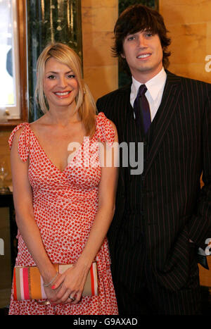 Tess Daly und Vernon Kay kommen zur F1 Party, zur Unterstützung der Great Ormond Street Hospital Children's Charity, im Duchess Palace, London. Stockfoto