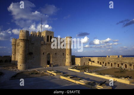 das Fort Qaitbey al Corniche Road in der Stadt Alexandria am Mittelmeer in Ägypten in Nordafrika Stockfoto