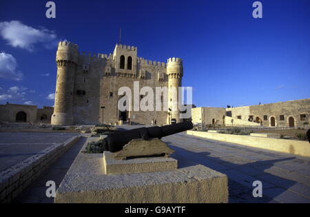 das Fort Qaitbey al Corniche Road in der Stadt Alexandria am Mittelmeer in Ägypten in Nordafrika Stockfoto