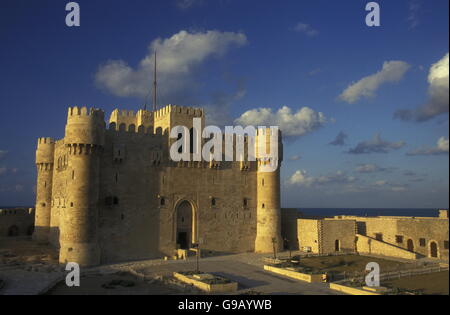 das Fort Qaitbey al Corniche Road in der Stadt Alexandria am Mittelmeer in Ägypten in Nordafrika Stockfoto