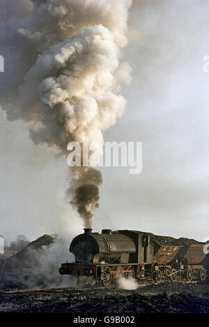 Eine strenge Hunslet leitet einen Rake von Kelle Wagen an Shilbottle Zeche. Stockfoto