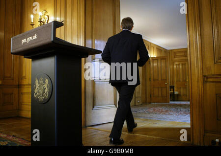 Der britische Premierminister Tony Blair spricht bei seiner monatlichen Pressekonferenz in der Downing Street im Zentrum von London an Journalisten. Stockfoto