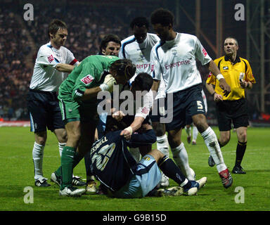 Es bricht ein Kampf zwischen Preston North End und Leeds aus United's Spieler nach Richard Cresswell (in der Etage) Versucht, den Ball von Torwart Carlo Nash zu bekommen Stockfoto