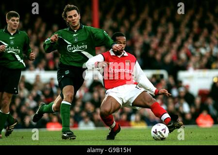 Thierry Henry (r) von Arsenal übergibt den Ball unter Druck von Liverpools Patrik Berger (l) Stockfoto