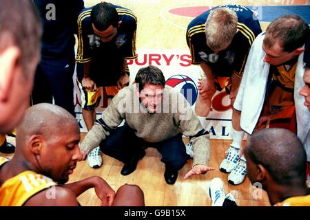 Chris Finch, Trainer von Sheffield Sharks, spricht mit seinen Spielern während des Gesprächs Eine Zeitauszeit Stockfoto