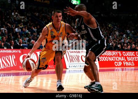 Basketball - Sainsbury's Classic Cola National Cup Finale - Manchester Giants gegen Sheffield Sharks. Nate Reinking von Sheffield Sharks (l) wird von Phil Handy von Manchester Giants blockiert (r) Stockfoto