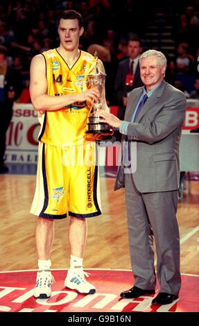 Basketball - Sainsbury's Classic Cola National Cup Finale - Manchester Giants gegen Sheffield Sharks. Todd Cauthn von Sheffield Sharks wird nach dem Sieg seines Teams im Jahr 89-80 mit dem National Cup überreicht Stockfoto