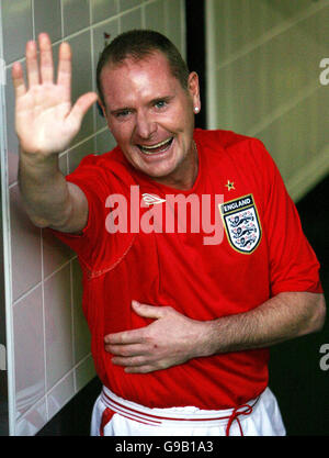 Der ehemalige Newcastle United Paul Gascoigne waves während des Alan Shearer Testimonial Matches zwischen Newcastle XI und Celtic im St James' Park, Newcastle. Stockfoto