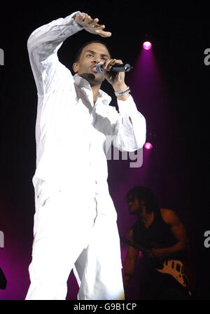 Craig David spielt live auf der Bühne im Hammersmith Apollo, West London. Stockfoto