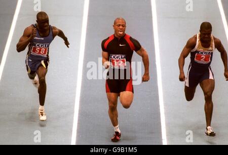 Leichtathletik - CGU Indoor Grand Prix - NIA, Birmingham. Maurice Greene (c) auf dem Weg zum Sieg im 60-m-Finale vor Freddy Mayola (2) und Leonard Myles-Mills (58) Stockfoto