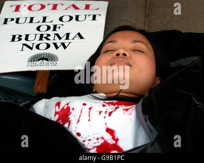 Mitglieder der birmanischen Gemeinde in London protestieren in Körpersäcken vor dem Londoner Hauptquartier des Ölgiganten Total. Stockfoto