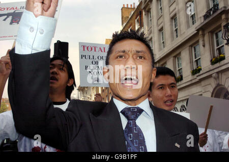 Ko Aung von der Burmesischen Demokratischen Bewegung Association schließt sich Mitgliedern der burmesischen Gemeinschaft in London an und protestiert vor dem Londoner Hauptquartier des Ölgiganten Total. Stockfoto