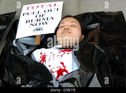 Mitglieder der birmanischen Gemeinde in London protestieren in Körpersäcken vor dem Londoner Hauptquartier des Ölgiganten Total. Stockfoto